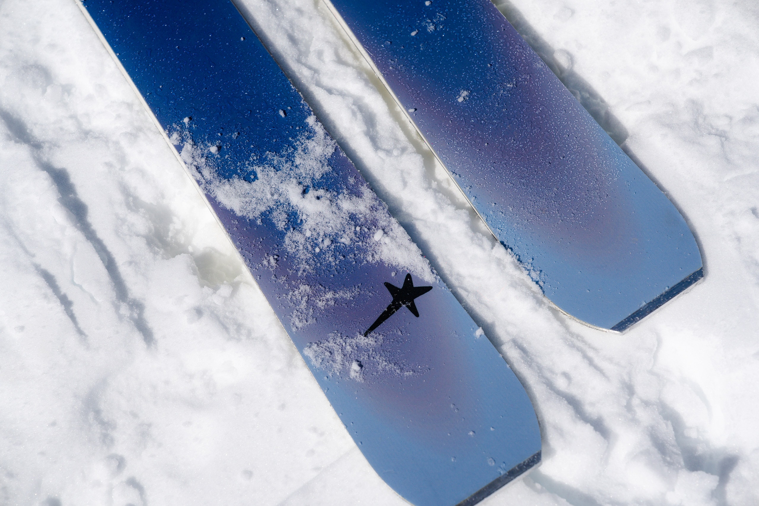 HEARSAY ski tips in the snow, the star at the tail