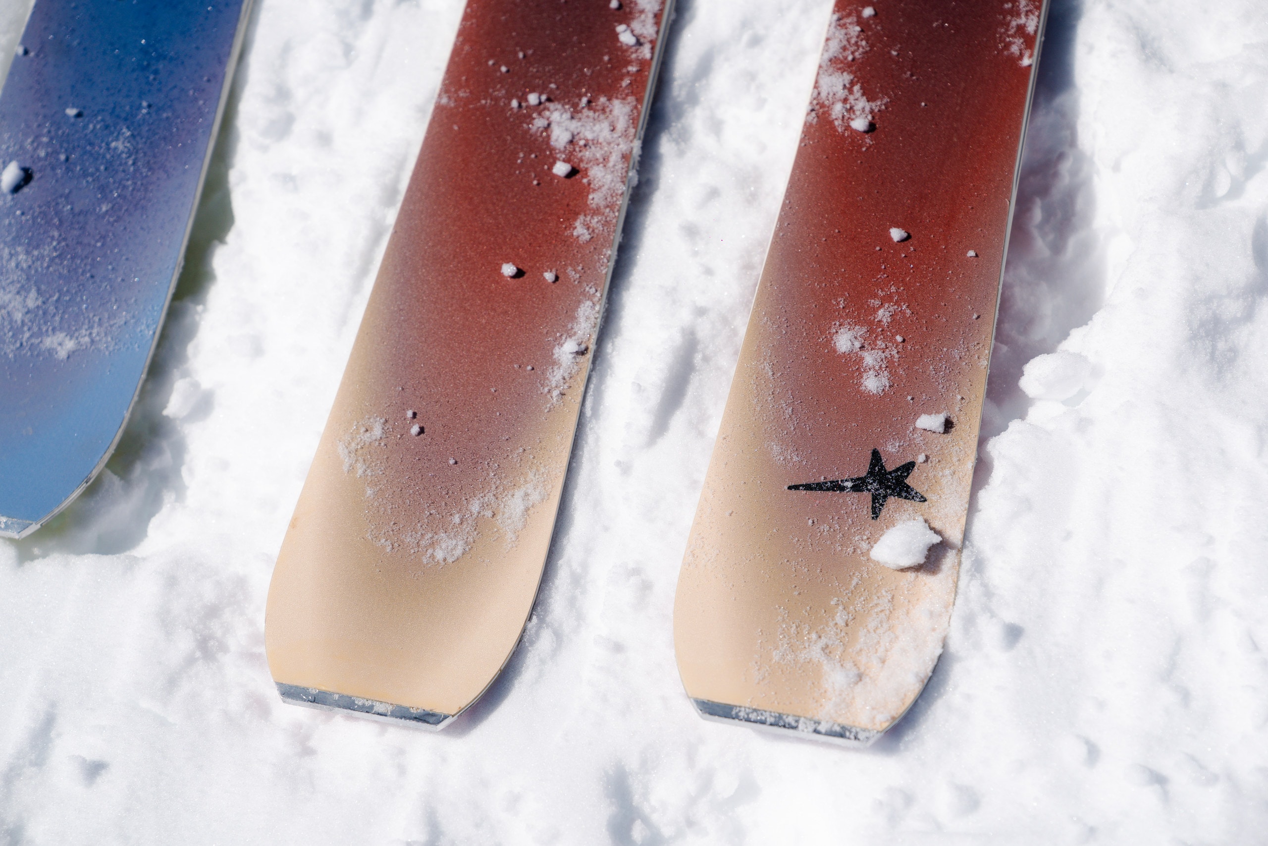 REDACTED ski tips in the snow, the star at the tail